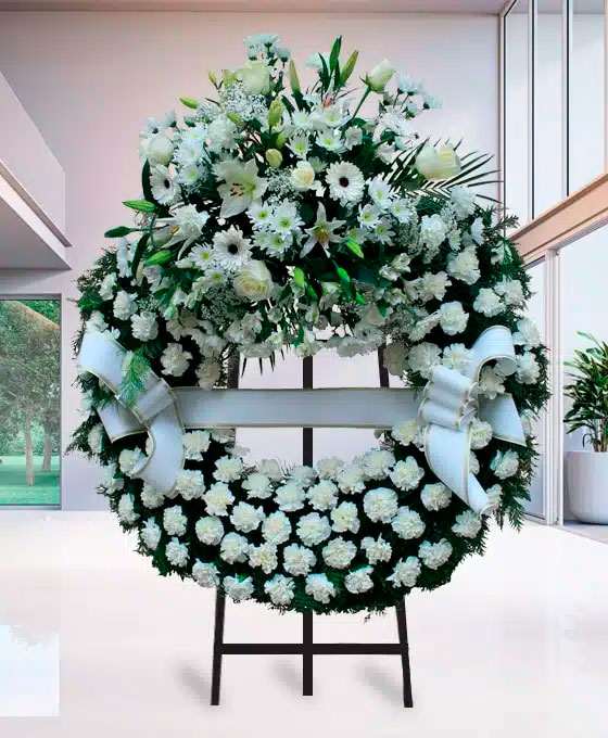 Corona Funeraria de claveles blancos para Tanatorio Madridejos